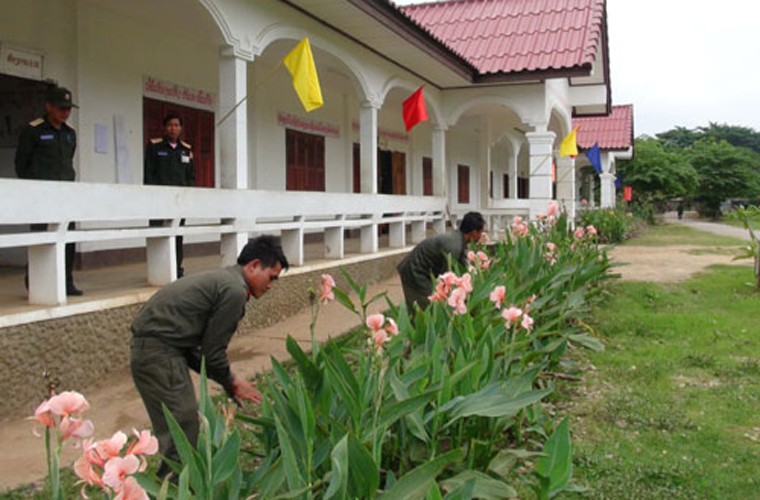 Trong ảnh là doanh trại của Quân đội Nhân dân Lào, được xây dựng rất đẹp. Để chuẩn bị đón chiến sĩ mới, chiến sĩ cũ của các đơn vị chăm sóc lại cảnh quan, môi trường.